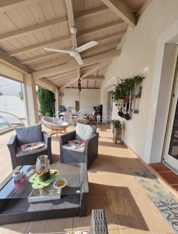 🏡 Maison familiale aux beaux volumes avec piscine, garage et bureau – 156 m² habitables

✨ Située dans un environnement agréable, à seulement 6 minutes des commodités de Negrepelisse sur la commune de Vaissac, cette belle maison à étage de 156 m² habitables saura séduire les familles à la recherche d'espace, de confort et de fonctionnalité.

Dès l'entrée, vous découvrirez une vaste pièce de vie lumineuse aux généreux volumes, comprenant une cuisine entièrement équipée ouverte sur le séjour. Deux accès permettent de rejoindre une agréable terrasse couverte, véritable prolongement de l'espace de vie, offrant un accès direct à la piscine sécurisée par un dôme.

Le rez-de-chaussée dispose également d'une chambre, idéale pour recevoir ou pour une vie de plain-pied, ainsi qu'un WC indépendant avec espace de rangement.

À l'étage, l'espace nuit se compose de trois grandes chambres avec placards intégrés, d'un bureau pouvant convenir au télétravail ou à une activité indépendante, ainsi que d'une spacieuse salle de bains équipée d'une baignoire, d'une douche à l'italienne, d'une double vasque et de nombreux rangements. Un WC indépendant complète ce niveau.

🔹 Sous-sol complet :

- Garage avec portail électrique pouvant accueillir deux véhicules
- Grand espace de stockage ou à aménager selon vos besoins
- Bureau indépendant
- Cave

🔹 Prestations de qualité :

- Menuiseries double vitrage aluminium à l'extérieur et bois à l'intérieur
- Piscine sécurisée par un dôme
- Terrasse couverte
- Parcelle clôturée de 380 m²

🔹 Système de chauffage : 
- Gainable réversible à l'étage 
- Poêle à bois au rez-de-chaussée
- Chauffage au sol (Fioul) au rez-de-chaussée 

📍 Une maison offrant de beaux volumes, des espaces fonctionnels et un cadre de vie confortable, idéale pour une famille souhaitant profiter du calme tout en restant proche des services du quotidien.

📞 Une visite s'impose pour découvrir tout son potentiel !