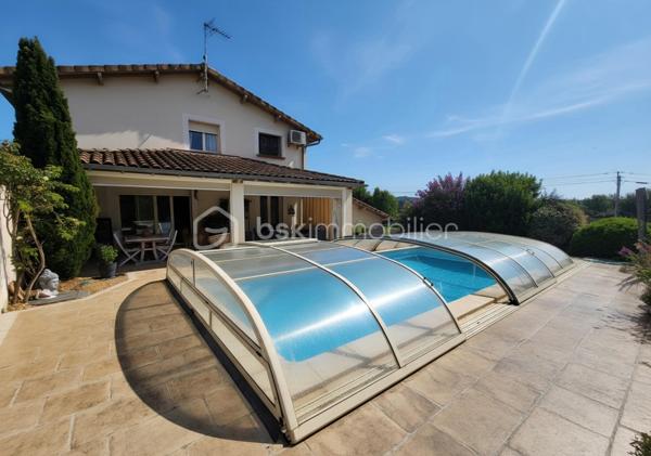 🏡 Maison familiale aux beaux volumes avec piscine, garage et bureau – 156 m² habitables

✨ Située dans un environnement agréable, à seulement 6 minutes des commodités de Negrepelisse sur la commune de Vaissac, cette belle maison à étage de 156 m² habitables saura séduire les familles à la recherche d'espace, de confort et de fonctionnalité.

Dès l'entrée, vous découvrirez une vaste pièce de vie lumineuse aux généreux volumes, comprenant une cuisine entièrement équipée ouverte sur le séjour. Deux accès permettent de rejoindre une agréable terrasse couverte, véritable prolongement de l'espace de vie, offrant un accès direct à la piscine sécurisée par un dôme.

Le rez-de-chaussée dispose également d'une chambre, idéale pour recevoir ou pour une vie de plain-pied, ainsi qu'un WC indépendant avec espace de rangement.

À l'étage, l'espace nuit se compose de trois grandes chambres avec placards intégrés, d'un bureau pouvant convenir au télétravail ou à une activité indépendante, ainsi que d'une spacieuse salle de bains équipée d'une baignoire, d'une douche à l'italienne, d'une double vasque et de nombreux rangements. Un WC indépendant complète ce niveau.

🔹 Sous-sol complet :

- Garage avec portail électrique pouvant accueillir deux véhicules
- Grand espace de stockage ou à aménager selon vos besoins
- Bureau indépendant
- Cave

🔹 Prestations de qualité :

- Menuiseries double vitrage aluminium à l'extérieur et bois à l'intérieur
- Piscine sécurisée par un dôme
- Terrasse couverte
- Parcelle clôturée de 380 m²

🔹 Système de chauffage : 
- Gainable réversible à l'étage 
- Poêle à bois au rez-de-chaussée
- Chauffage au sol (Fioul) au rez-de-chaussée 

📍 Une maison offrant de beaux volumes, des espaces fonctionnels et un cadre de vie confortable, idéale pour une famille souhaitant profiter du calme tout en restant proche des services du quotidien.

📞 Une visite s'impose pour découvrir tout son potentiel !