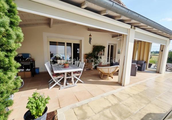 🏡 Maison familiale aux beaux volumes avec piscine, garage et bureau – 156 m² habitables

✨ Située dans un environnement agréable, à seulement 6 minutes des commodités de Negrepelisse sur la commune de Vaissac, cette belle maison à étage de 156 m² habitables saura séduire les familles à la recherche d'espace, de confort et de fonctionnalité.

Dès l'entrée, vous découvrirez une vaste pièce de vie lumineuse aux généreux volumes, comprenant une cuisine entièrement équipée ouverte sur le séjour. Deux accès permettent de rejoindre une agréable terrasse couverte, véritable prolongement de l'espace de vie, offrant un accès direct à la piscine sécurisée par un dôme.

Le rez-de-chaussée dispose également d'une chambre, idéale pour recevoir ou pour une vie de plain-pied, ainsi qu'un WC indépendant avec espace de rangement.

À l'étage, l'espace nuit se compose de trois grandes chambres avec placards intégrés, d'un bureau pouvant convenir au télétravail ou à une activité indépendante, ainsi que d'une spacieuse salle de bains équipée d'une baignoire, d'une douche à l'italienne, d'une double vasque et de nombreux rangements. Un WC indépendant complète ce niveau.

🔹 Sous-sol complet :

- Garage avec portail électrique pouvant accueillir deux véhicules
- Grand espace de stockage ou à aménager selon vos besoins
- Bureau indépendant
- Cave

🔹 Prestations de qualité :

- Menuiseries double vitrage aluminium à l'extérieur et bois à l'intérieur
- Piscine sécurisée par un dôme
- Terrasse couverte
- Parcelle clôturée de 380 m²

🔹 Système de chauffage : 
- Gainable réversible à l'étage 
- Poêle à bois au rez-de-chaussée
- Chauffage au sol (Fioul) au rez-de-chaussée 

📍 Une maison offrant de beaux volumes, des espaces fonctionnels et un cadre de vie confortable, idéale pour une famille souhaitant profiter du calme tout en restant proche des services du quotidien.

📞 Une visite s'impose pour découvrir tout son potentiel !