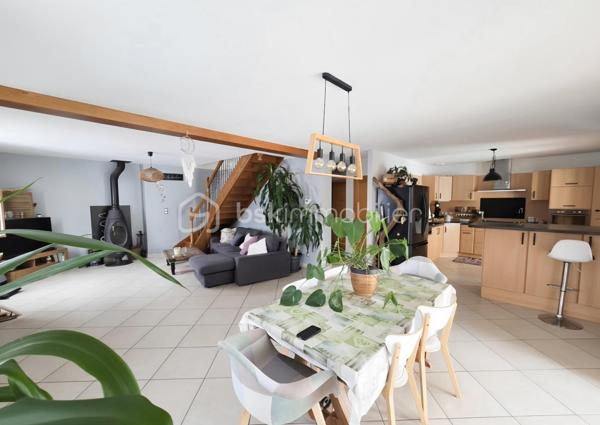 🏡 Maison familiale aux beaux volumes avec piscine, garage et bureau – 156 m² habitables

✨ Située dans un environnement agréable, à seulement 6 minutes des commodités de Negrepelisse sur la commune de Vaissac, cette belle maison à étage de 156 m² habitables saura séduire les familles à la recherche d'espace, de confort et de fonctionnalité.

Dès l'entrée, vous découvrirez une vaste pièce de vie lumineuse aux généreux volumes, comprenant une cuisine entièrement équipée ouverte sur le séjour. Deux accès permettent de rejoindre une agréable terrasse couverte, véritable prolongement de l'espace de vie, offrant un accès direct à la piscine sécurisée par un dôme.

Le rez-de-chaussée dispose également d'une chambre, idéale pour recevoir ou pour une vie de plain-pied, ainsi qu'un WC indépendant avec espace de rangement.

À l'étage, l'espace nuit se compose de trois grandes chambres avec placards intégrés, d'un bureau pouvant convenir au télétravail ou à une activité indépendante, ainsi que d'une spacieuse salle de bains équipée d'une baignoire, d'une douche à l'italienne, d'une double vasque et de nombreux rangements. Un WC indépendant complète ce niveau.

🔹 Sous-sol complet :

- Garage avec portail électrique pouvant accueillir deux véhicules
- Grand espace de stockage ou à aménager selon vos besoins
- Bureau indépendant
- Cave

🔹 Prestations de qualité :

- Menuiseries double vitrage aluminium à l'extérieur et bois à l'intérieur
- Piscine sécurisée par un dôme
- Terrasse couverte
- Parcelle clôturée de 380 m²

🔹 Système de chauffage : 
- Gainable réversible à l'étage 
- Poêle à bois au rez-de-chaussée
- Chauffage au sol (Fioul) au rez-de-chaussée 

📍 Une maison offrant de beaux volumes, des espaces fonctionnels et un cadre de vie confortable, idéale pour une famille souhaitant profiter du calme tout en restant proche des services du quotidien.

📞 Une visite s'impose pour découvrir tout son potentiel !