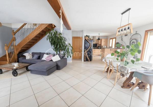 🏡 Maison familiale aux beaux volumes avec piscine, garage et bureau – 156 m² habitables

✨ Située dans un environnement agréable, à seulement 6 minutes des commodités de Negrepelisse sur la commune de Vaissac, cette belle maison à étage de 156 m² habitables saura séduire les familles à la recherche d'espace, de confort et de fonctionnalité.

Dès l'entrée, vous découvrirez une vaste pièce de vie lumineuse aux généreux volumes, comprenant une cuisine entièrement équipée ouverte sur le séjour. Deux accès permettent de rejoindre une agréable terrasse couverte, véritable prolongement de l'espace de vie, offrant un accès direct à la piscine sécurisée par un dôme.

Le rez-de-chaussée dispose également d'une chambre, idéale pour recevoir ou pour une vie de plain-pied, ainsi qu'un WC indépendant avec espace de rangement.

À l'étage, l'espace nuit se compose de trois grandes chambres avec placards intégrés, d'un bureau pouvant convenir au télétravail ou à une activité indépendante, ainsi que d'une spacieuse salle de bains équipée d'une baignoire, d'une douche à l'italienne, d'une double vasque et de nombreux rangements. Un WC indépendant complète ce niveau.

🔹 Sous-sol complet :

- Garage avec portail électrique pouvant accueillir deux véhicules
- Grand espace de stockage ou à aménager selon vos besoins
- Bureau indépendant
- Cave

🔹 Prestations de qualité :

- Menuiseries double vitrage aluminium à l'extérieur et bois à l'intérieur
- Piscine sécurisée par un dôme
- Terrasse couverte
- Parcelle clôturée de 380 m²

🔹 Système de chauffage : 
- Gainable réversible à l'étage 
- Poêle à bois au rez-de-chaussée
- Chauffage au sol (Fioul) au rez-de-chaussée 

📍 Une maison offrant de beaux volumes, des espaces fonctionnels et un cadre de vie confortable, idéale pour une famille souhaitant profiter du calme tout en restant proche des services du quotidien.

📞 Une visite s'impose pour découvrir tout son potentiel !