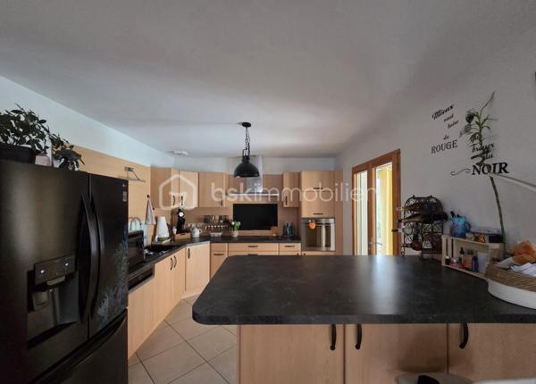 🏡 Maison familiale aux beaux volumes avec piscine, garage et bureau – 156 m² habitables

✨ Située dans un environnement agréable, à seulement 6 minutes des commodités de Negrepelisse sur la commune de Vaissac, cette belle maison à étage de 156 m² habitables saura séduire les familles à la recherche d'espace, de confort et de fonctionnalité.

Dès l'entrée, vous découvrirez une vaste pièce de vie lumineuse aux généreux volumes, comprenant une cuisine entièrement équipée ouverte sur le séjour. Deux accès permettent de rejoindre une agréable terrasse couverte, véritable prolongement de l'espace de vie, offrant un accès direct à la piscine sécurisée par un dôme.

Le rez-de-chaussée dispose également d'une chambre, idéale pour recevoir ou pour une vie de plain-pied, ainsi qu'un WC indépendant avec espace de rangement.

À l'étage, l'espace nuit se compose de trois grandes chambres avec placards intégrés, d'un bureau pouvant convenir au télétravail ou à une activité indépendante, ainsi que d'une spacieuse salle de bains équipée d'une baignoire, d'une douche à l'italienne, d'une double vasque et de nombreux rangements. Un WC indépendant complète ce niveau.

🔹 Sous-sol complet :

- Garage avec portail électrique pouvant accueillir deux véhicules
- Grand espace de stockage ou à aménager selon vos besoins
- Bureau indépendant
- Cave

🔹 Prestations de qualité :

- Menuiseries double vitrage aluminium à l'extérieur et bois à l'intérieur
- Piscine sécurisée par un dôme
- Terrasse couverte
- Parcelle clôturée de 380 m²

🔹 Système de chauffage : 
- Gainable réversible à l'étage 
- Poêle à bois au rez-de-chaussée
- Chauffage au sol (Fioul) au rez-de-chaussée 

📍 Une maison offrant de beaux volumes, des espaces fonctionnels et un cadre de vie confortable, idéale pour une famille souhaitant profiter du calme tout en restant proche des services du quotidien.

📞 Une visite s'impose pour découvrir tout son potentiel !