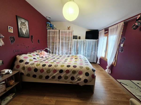 🏡 Maison familiale aux beaux volumes avec piscine, garage et bureau – 156 m² habitables

✨ Située dans un environnement agréable, à seulement 6 minutes des commodités de Negrepelisse sur la commune de Vaissac, cette belle maison à étage de 156 m² habitables saura séduire les familles à la recherche d'espace, de confort et de fonctionnalité.

Dès l'entrée, vous découvrirez une vaste pièce de vie lumineuse aux généreux volumes, comprenant une cuisine entièrement équipée ouverte sur le séjour. Deux accès permettent de rejoindre une agréable terrasse couverte, véritable prolongement de l'espace de vie, offrant un accès direct à la piscine sécurisée par un dôme.

Le rez-de-chaussée dispose également d'une chambre, idéale pour recevoir ou pour une vie de plain-pied, ainsi qu'un WC indépendant avec espace de rangement.

À l'étage, l'espace nuit se compose de trois grandes chambres avec placards intégrés, d'un bureau pouvant convenir au télétravail ou à une activité indépendante, ainsi que d'une spacieuse salle de bains équipée d'une baignoire, d'une douche à l'italienne, d'une double vasque et de nombreux rangements. Un WC indépendant complète ce niveau.

🔹 Sous-sol complet :

- Garage avec portail électrique pouvant accueillir deux véhicules
- Grand espace de stockage ou à aménager selon vos besoins
- Bureau indépendant
- Cave

🔹 Prestations de qualité :

- Menuiseries double vitrage aluminium à l'extérieur et bois à l'intérieur
- Piscine sécurisée par un dôme
- Terrasse couverte
- Parcelle clôturée de 380 m²

🔹 Système de chauffage : 
- Gainable réversible à l'étage 
- Poêle à bois au rez-de-chaussée
- Chauffage au sol (Fioul) au rez-de-chaussée 

📍 Une maison offrant de beaux volumes, des espaces fonctionnels et un cadre de vie confortable, idéale pour une famille souhaitant profiter du calme tout en restant proche des services du quotidien.

📞 Une visite s'impose pour découvrir tout son potentiel !