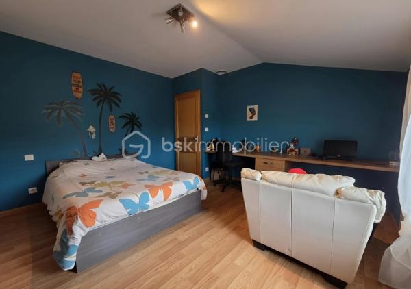 🏡 Maison familiale aux beaux volumes avec piscine, garage et bureau – 156 m² habitables

✨ Située dans un environnement agréable, à seulement 6 minutes des commodités de Negrepelisse sur la commune de Vaissac, cette belle maison à étage de 156 m² habitables saura séduire les familles à la recherche d'espace, de confort et de fonctionnalité.

Dès l'entrée, vous découvrirez une vaste pièce de vie lumineuse aux généreux volumes, comprenant une cuisine entièrement équipée ouverte sur le séjour. Deux accès permettent de rejoindre une agréable terrasse couverte, véritable prolongement de l'espace de vie, offrant un accès direct à la piscine sécurisée par un dôme.

Le rez-de-chaussée dispose également d'une chambre, idéale pour recevoir ou pour une vie de plain-pied, ainsi qu'un WC indépendant avec espace de rangement.

À l'étage, l'espace nuit se compose de trois grandes chambres avec placards intégrés, d'un bureau pouvant convenir au télétravail ou à une activité indépendante, ainsi que d'une spacieuse salle de bains équipée d'une baignoire, d'une douche à l'italienne, d'une double vasque et de nombreux rangements. Un WC indépendant complète ce niveau.

🔹 Sous-sol complet :

- Garage avec portail électrique pouvant accueillir deux véhicules
- Grand espace de stockage ou à aménager selon vos besoins
- Bureau indépendant
- Cave

🔹 Prestations de qualité :

- Menuiseries double vitrage aluminium à l'extérieur et bois à l'intérieur
- Piscine sécurisée par un dôme
- Terrasse couverte
- Parcelle clôturée de 380 m²

🔹 Système de chauffage : 
- Gainable réversible à l'étage 
- Poêle à bois au rez-de-chaussée
- Chauffage au sol (Fioul) au rez-de-chaussée 

📍 Une maison offrant de beaux volumes, des espaces fonctionnels et un cadre de vie confortable, idéale pour une famille souhaitant profiter du calme tout en restant proche des services du quotidien.

📞 Une visite s'impose pour découvrir tout son potentiel !