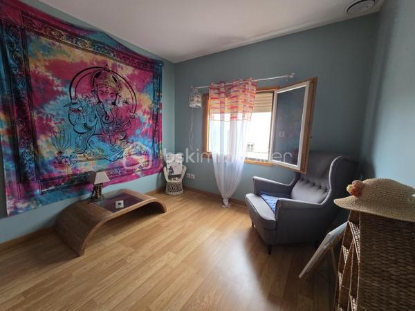 🏡 Maison familiale aux beaux volumes avec piscine, garage et bureau – 156 m² habitables

✨ Située dans un environnement agréable, à seulement 6 minutes des commodités de Negrepelisse sur la commune de Vaissac, cette belle maison à étage de 156 m² habitables saura séduire les familles à la recherche d'espace, de confort et de fonctionnalité.

Dès l'entrée, vous découvrirez une vaste pièce de vie lumineuse aux généreux volumes, comprenant une cuisine entièrement équipée ouverte sur le séjour. Deux accès permettent de rejoindre une agréable terrasse couverte, véritable prolongement de l'espace de vie, offrant un accès direct à la piscine sécurisée par un dôme.

Le rez-de-chaussée dispose également d'une chambre, idéale pour recevoir ou pour une vie de plain-pied, ainsi qu'un WC indépendant avec espace de rangement.

À l'étage, l'espace nuit se compose de trois grandes chambres avec placards intégrés, d'un bureau pouvant convenir au télétravail ou à une activité indépendante, ainsi que d'une spacieuse salle de bains équipée d'une baignoire, d'une douche à l'italienne, d'une double vasque et de nombreux rangements. Un WC indépendant complète ce niveau.

🔹 Sous-sol complet :

- Garage avec portail électrique pouvant accueillir deux véhicules
- Grand espace de stockage ou à aménager selon vos besoins
- Bureau indépendant
- Cave

🔹 Prestations de qualité :

- Menuiseries double vitrage aluminium à l'extérieur et bois à l'intérieur
- Piscine sécurisée par un dôme
- Terrasse couverte
- Parcelle clôturée de 380 m²

🔹 Système de chauffage : 
- Gainable réversible à l'étage 
- Poêle à bois au rez-de-chaussée
- Chauffage au sol (Fioul) au rez-de-chaussée 

📍 Une maison offrant de beaux volumes, des espaces fonctionnels et un cadre de vie confortable, idéale pour une famille souhaitant profiter du calme tout en restant proche des services du quotidien.

📞 Une visite s'impose pour découvrir tout son potentiel !