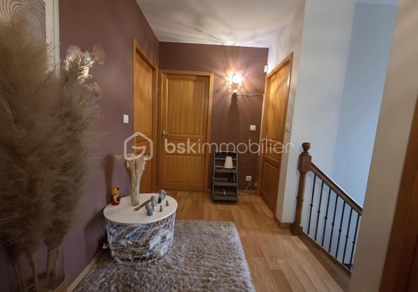 🏡 Maison familiale aux beaux volumes avec piscine, garage et bureau – 156 m² habitables

✨ Située dans un environnement agréable, à seulement 6 minutes des commodités de Negrepelisse sur la commune de Vaissac, cette belle maison à étage de 156 m² habitables saura séduire les familles à la recherche d'espace, de confort et de fonctionnalité.

Dès l'entrée, vous découvrirez une vaste pièce de vie lumineuse aux généreux volumes, comprenant une cuisine entièrement équipée ouverte sur le séjour. Deux accès permettent de rejoindre une agréable terrasse couverte, véritable prolongement de l'espace de vie, offrant un accès direct à la piscine sécurisée par un dôme.

Le rez-de-chaussée dispose également d'une chambre, idéale pour recevoir ou pour une vie de plain-pied, ainsi qu'un WC indépendant avec espace de rangement.

À l'étage, l'espace nuit se compose de trois grandes chambres avec placards intégrés, d'un bureau pouvant convenir au télétravail ou à une activité indépendante, ainsi que d'une spacieuse salle de bains équipée d'une baignoire, d'une douche à l'italienne, d'une double vasque et de nombreux rangements. Un WC indépendant complète ce niveau.

🔹 Sous-sol complet :

- Garage avec portail électrique pouvant accueillir deux véhicules
- Grand espace de stockage ou à aménager selon vos besoins
- Bureau indépendant
- Cave

🔹 Prestations de qualité :

- Menuiseries double vitrage aluminium à l'extérieur et bois à l'intérieur
- Piscine sécurisée par un dôme
- Terrasse couverte
- Parcelle clôturée de 380 m²

🔹 Système de chauffage : 
- Gainable réversible à l'étage 
- Poêle à bois au rez-de-chaussée
- Chauffage au sol (Fioul) au rez-de-chaussée 

📍 Une maison offrant de beaux volumes, des espaces fonctionnels et un cadre de vie confortable, idéale pour une famille souhaitant profiter du calme tout en restant proche des services du quotidien.

📞 Une visite s'impose pour découvrir tout son potentiel !