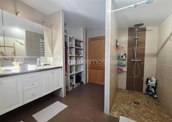 🏡 Maison familiale aux beaux volumes avec piscine, garage et bureau – 156 m² habitables

✨ Située dans un environnement agréable, à seulement 6 minutes des commodités de Negrepelisse sur la commune de Vaissac, cette belle maison à étage de 156 m² habitables saura séduire les familles à la recherche d'espace, de confort et de fonctionnalité.

Dès l'entrée, vous découvrirez une vaste pièce de vie lumineuse aux généreux volumes, comprenant une cuisine entièrement équipée ouverte sur le séjour. Deux accès permettent de rejoindre une agréable terrasse couverte, véritable prolongement de l'espace de vie, offrant un accès direct à la piscine sécurisée par un dôme.

Le rez-de-chaussée dispose également d'une chambre, idéale pour recevoir ou pour une vie de plain-pied, ainsi qu'un WC indépendant avec espace de rangement.

À l'étage, l'espace nuit se compose de trois grandes chambres avec placards intégrés, d'un bureau pouvant convenir au télétravail ou à une activité indépendante, ainsi que d'une spacieuse salle de bains équipée d'une baignoire, d'une douche à l'italienne, d'une double vasque et de nombreux rangements. Un WC indépendant complète ce niveau.

🔹 Sous-sol complet :

- Garage avec portail électrique pouvant accueillir deux véhicules
- Grand espace de stockage ou à aménager selon vos besoins
- Bureau indépendant
- Cave

🔹 Prestations de qualité :

- Menuiseries double vitrage aluminium à l'extérieur et bois à l'intérieur
- Piscine sécurisée par un dôme
- Terrasse couverte
- Parcelle clôturée de 380 m²

🔹 Système de chauffage : 
- Gainable réversible à l'étage 
- Poêle à bois au rez-de-chaussée
- Chauffage au sol (Fioul) au rez-de-chaussée 

📍 Une maison offrant de beaux volumes, des espaces fonctionnels et un cadre de vie confortable, idéale pour une famille souhaitant profiter du calme tout en restant proche des services du quotidien.

📞 Une visite s'impose pour découvrir tout son potentiel !
