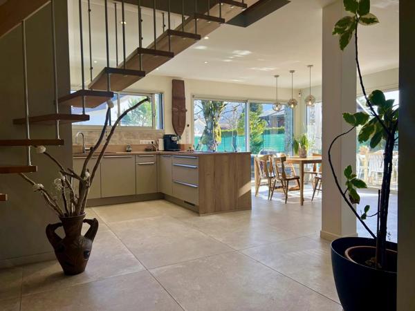SEVRIER récente maison contemporaine à 50m du Lac