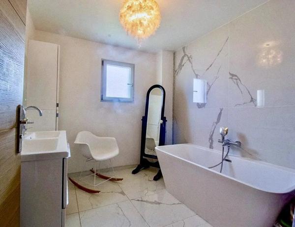 SEVRIER récente maison contemporaine à 50m du Lac