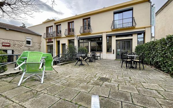 Immeuble à vendre    2 pièces •  Saint-Uze