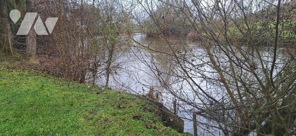 À VENDRE – TERRAIN DE LOISIRS EN BORD DE RIVIÈRE – COMMUNE DE JUILLE