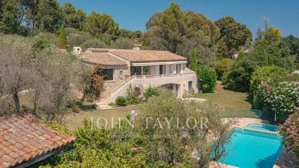 MOUGINS – VUE PANORAMIQUE MER & VILLAGE – PROPRIÉTÉ DE CHARME AVEC MAISON D’INVITÉS ET TENNIS