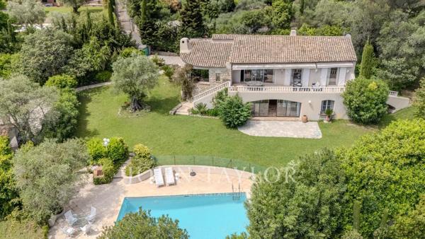 MOUGINS – VUE PANORAMIQUE MER & VILLAGE – PROPRIÉTÉ DE CHARME AVEC MAISON D’INVITÉS ET TENNIS