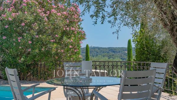MOUGINS – VUE PANORAMIQUE MER & VILLAGE – PROPRIÉTÉ DE CHARME AVEC MAISON D’INVITÉS ET TENNIS