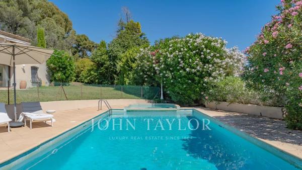 MOUGINS – VUE PANORAMIQUE MER & VILLAGE – PROPRIÉTÉ DE CHARME AVEC MAISON D’INVITÉS ET TENNIS