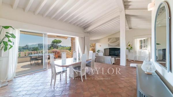 MOUGINS – VUE PANORAMIQUE MER & VILLAGE – PROPRIÉTÉ DE CHARME AVEC MAISON D’INVITÉS ET TENNIS