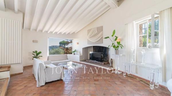 MOUGINS – VUE PANORAMIQUE MER & VILLAGE – PROPRIÉTÉ DE CHARME AVEC MAISON D’INVITÉS ET TENNIS