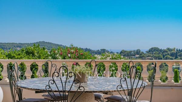 MOUGINS – VUE PANORAMIQUE MER & VILLAGE – PROPRIÉTÉ DE CHARME AVEC MAISON D’INVITÉS ET TENNIS