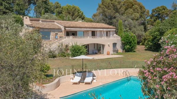MOUGINS – VUE PANORAMIQUE MER & VILLAGE – PROPRIÉTÉ DE CHARME AVEC MAISON D’INVITÉS ET TENNIS