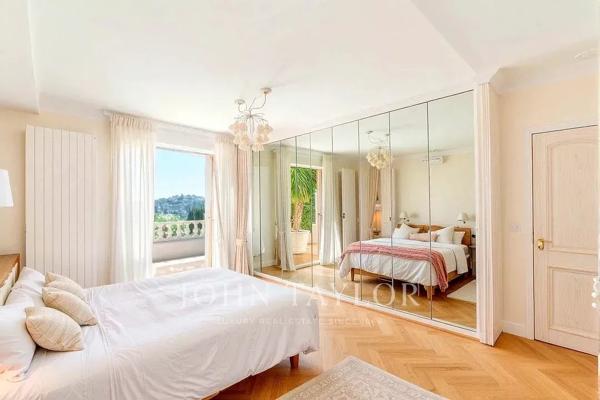MOUGINS – VUE PANORAMIQUE MER & VILLAGE – PROPRIÉTÉ DE CHARME AVEC MAISON D’INVITÉS ET TENNIS