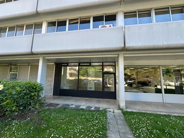 Bureau à louer TASSIN LA DEMI LUNE (69) idéalement situé au PHARE à Tassin d'une surface de 45 m² environ.