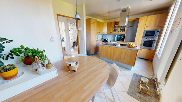UNE MAISON DE FAMILLE AU CALME, COMME À LA CAMPAGNE , JARDIN & CLIMATISATION RÉVERSIBLE