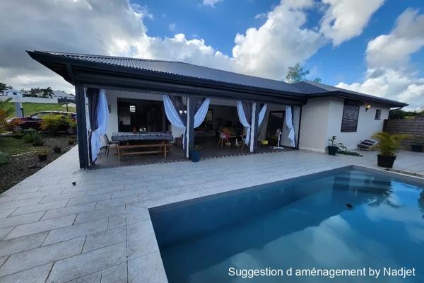 À louer : Maison contemporaine avec piscine à Petit-Bourg – 2 200 €