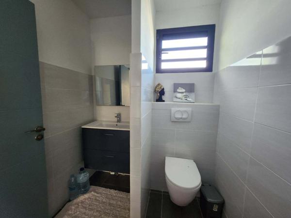 À louer : Maison contemporaine avec piscine à Petit-Bourg – 2 200 €