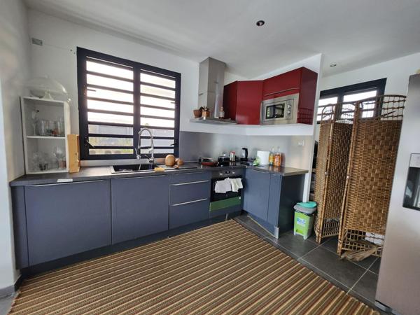 À louer : Maison contemporaine avec piscine à Petit-Bourg – 2 200 €