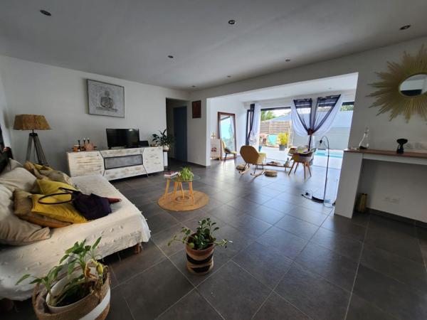 À louer : Maison contemporaine avec piscine à Petit-Bourg – 2 200 €