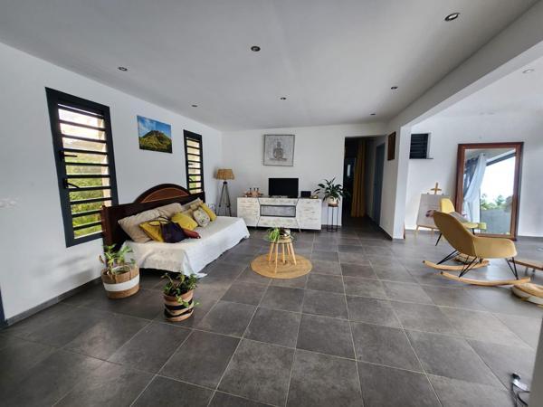 À louer : Maison contemporaine avec piscine à Petit-Bourg – 2 200 €