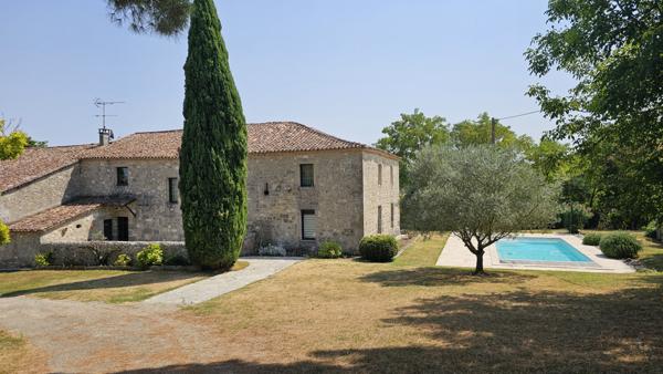 Nérac (47600) PROPRIÉTÉ DE CARACTÈRE AVEC VUE PANORAMIQUE – DOMAINE RÉNOVÉ AU CŒUR DE LA NATURE