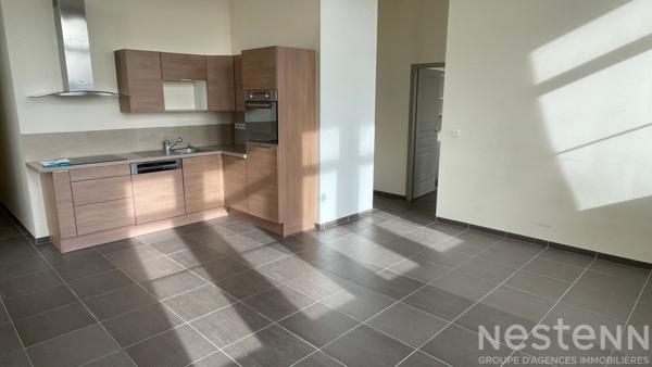 Auray hypercentre : appartement rénové avec parking, hauteur sous plafond et vue sur la rivière