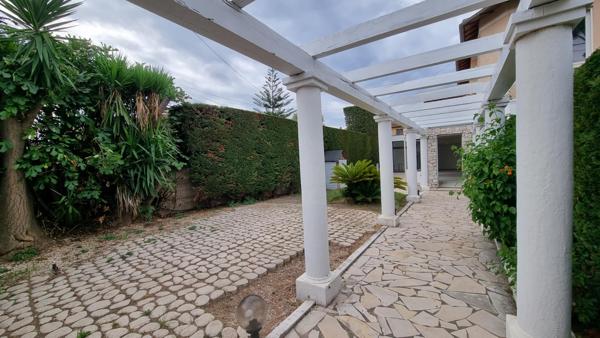 Golfe Juan (06220) GOLFE JUAN BAS DE MAISON AVEC JARDIN ET STATIONNEMENTS