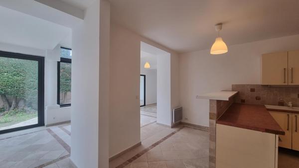 Golfe Juan (06220) GOLFE JUAN BAS DE MAISON AVEC JARDIN ET STATIONNEMENTS