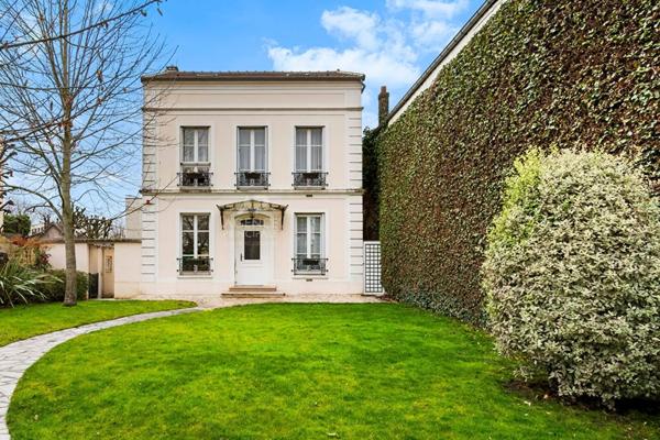 Maison Saint Germain En Laye 6 pièce(s) 161 m2 €1 575 000 ** - Référence 18134