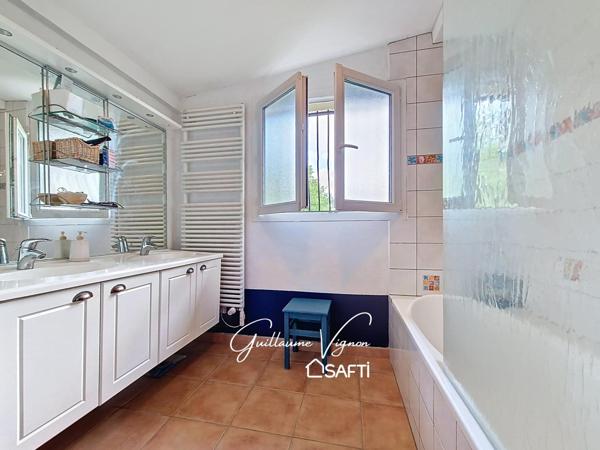 Maison avec vue, proche du centre bourg