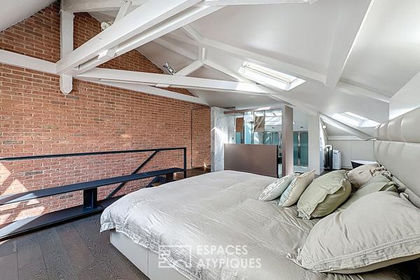 Duplex dernier étage esprit loft rénové par architecte proche Place des Victoires