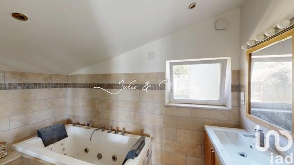 Maison 6 pièces de 160 m² à Lauris (84360)