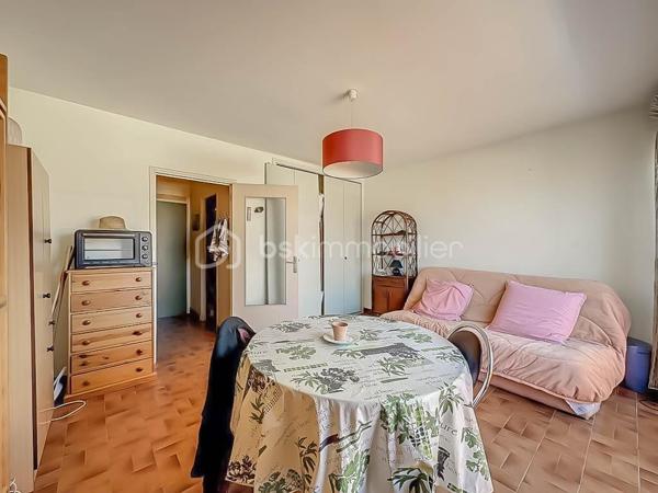 *** APPARTEMENT DE 25M2 À PALAVAS LES FLOTS ***

Situé au centre-ville de Palavas, rive gauche, au 2ème et dernier étage sans ascenseur, venez découvrir ce studio de 25m à 2 minutes de la plage.
Travaux de rafraichissement à prévoir. Beau potentiel. 

Vidéo virtuelle disponible, à visiter rapidement !