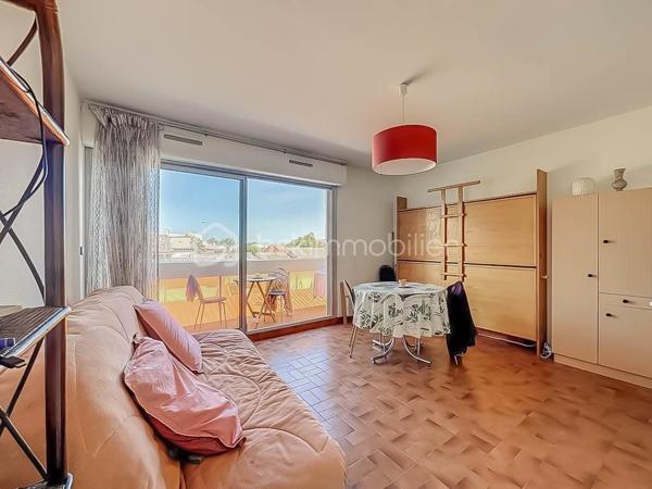 *** APPARTEMENT DE 25M2 À PALAVAS LES FLOTS ***

Situé au centre-ville de Palavas, rive gauche, au 2ème et dernier étage sans ascenseur, venez découvrir ce studio de 25m à 2 minutes de la plage.
Travaux de rafraichissement à prévoir. Beau potentiel. 

Vidéo virtuelle disponible, à visiter rapidement !