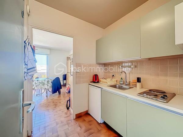 *** APPARTEMENT DE 25M2 À PALAVAS LES FLOTS ***

Situé au centre-ville de Palavas, rive gauche, au 2ème et dernier étage sans ascenseur, venez découvrir ce studio de 25m à 2 minutes de la plage.
Travaux de rafraichissement à prévoir. Beau potentiel. 

Vidéo virtuelle disponible, à visiter rapidement !