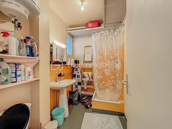 *** APPARTEMENT DE 25M2 À PALAVAS LES FLOTS ***

Situé au centre-ville de Palavas, rive gauche, au 2ème et dernier étage sans ascenseur, venez découvrir ce studio de 25m à 2 minutes de la plage.
Travaux de rafraichissement à prévoir. Beau potentiel. 

Vidéo virtuelle disponible, à visiter rapidement !