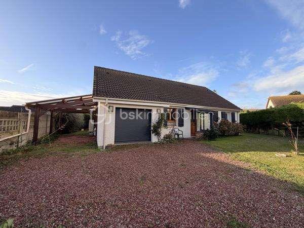 MAISON DE PLAIN-PIED AU TRÉPORT
3 chambres – Terrain clos d’environ 600 m² – Beau potentiel !

Située au Tréport, découvrez cette maison de plain-pied offrant de belles possibilités d’aménagement et un cadre de vie agréable.

Elle se compose d’un séjour lumineux, de trois chambres et d’une cuisine aménagée et équipée de 2026, idéale pour profiter d’un espace fonctionnel et moderne.

Côté confort, la maison dispose d’un chauffage par pompe à chaleur et de fenêtres en PVC double vitrage.

À l’extérieur, vous profiterez d’un terrain clos d’environ 600 m², sans vis-à-vis, offrant intimité et tranquillité. L’accès est facilité par un portail électrique motorisé.

Les atouts de cette maison :

- Maison de plain-pied
- 3 chambres
- Séjour lumineux
- Cuisine aménagée et équipée de 2026
- Chauffage par pompe à chaleur
- Menuiseries PVC double vitrage
- Terrain clos d’environ 600 m²
- Absence de vis-à-vis
- Portail électrique motorisé
- Beau potentiel de personnalisation

Un rafraîchissement est à prévoir, l’occasion de mettre cette maison à votre goût et de révéler tout son potentiel.

Que vous recherchiez votre résidence principale ou un projet à personnaliser, cette maison mérite votre attention !