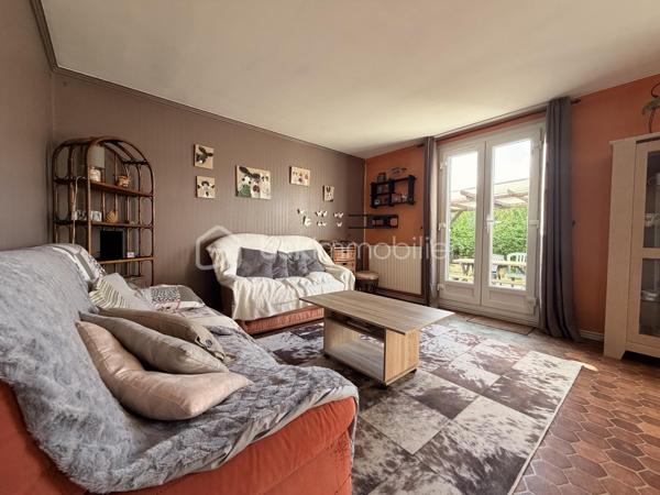 MAISON DE PLAIN-PIED AU TRÉPORT
3 chambres – Terrain clos d’environ 600 m² – Beau potentiel !

Située au Tréport, découvrez cette maison de plain-pied offrant de belles possibilités d’aménagement et un cadre de vie agréable.

Elle se compose d’un séjour lumineux, de trois chambres et d’une cuisine aménagée et équipée de 2026, idéale pour profiter d’un espace fonctionnel et moderne.

Côté confort, la maison dispose d’un chauffage par pompe à chaleur et de fenêtres en PVC double vitrage.

À l’extérieur, vous profiterez d’un terrain clos d’environ 600 m², sans vis-à-vis, offrant intimité et tranquillité. L’accès est facilité par un portail électrique motorisé.

Les atouts de cette maison :

- Maison de plain-pied
- 3 chambres
- Séjour lumineux
- Cuisine aménagée et équipée de 2026
- Chauffage par pompe à chaleur
- Menuiseries PVC double vitrage
- Terrain clos d’environ 600 m²
- Absence de vis-à-vis
- Portail électrique motorisé
- Beau potentiel de personnalisation

Un rafraîchissement est à prévoir, l’occasion de mettre cette maison à votre goût et de révéler tout son potentiel.

Que vous recherchiez votre résidence principale ou un projet à personnaliser, cette maison mérite votre attention !