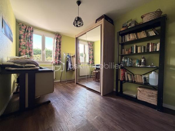 MAISON DE PLAIN-PIED AU TRÉPORT
3 chambres – Terrain clos d’environ 600 m² – Beau potentiel !

Située au Tréport, découvrez cette maison de plain-pied offrant de belles possibilités d’aménagement et un cadre de vie agréable.

Elle se compose d’un séjour lumineux, de trois chambres et d’une cuisine aménagée et équipée de 2026, idéale pour profiter d’un espace fonctionnel et moderne.

Côté confort, la maison dispose d’un chauffage par pompe à chaleur et de fenêtres en PVC double vitrage.

À l’extérieur, vous profiterez d’un terrain clos d’environ 600 m², sans vis-à-vis, offrant intimité et tranquillité. L’accès est facilité par un portail électrique motorisé.

Les atouts de cette maison :

- Maison de plain-pied
- 3 chambres
- Séjour lumineux
- Cuisine aménagée et équipée de 2026
- Chauffage par pompe à chaleur
- Menuiseries PVC double vitrage
- Terrain clos d’environ 600 m²
- Absence de vis-à-vis
- Portail électrique motorisé
- Beau potentiel de personnalisation

Un rafraîchissement est à prévoir, l’occasion de mettre cette maison à votre goût et de révéler tout son potentiel.

Que vous recherchiez votre résidence principale ou un projet à personnaliser, cette maison mérite votre attention !