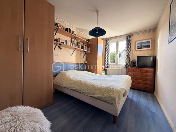 MAISON DE PLAIN-PIED AU TRÉPORT
3 chambres – Terrain clos d’environ 600 m² – Beau potentiel !

Située au Tréport, découvrez cette maison de plain-pied offrant de belles possibilités d’aménagement et un cadre de vie agréable.

Elle se compose d’un séjour lumineux, de trois chambres et d’une cuisine aménagée et équipée de 2026, idéale pour profiter d’un espace fonctionnel et moderne.

Côté confort, la maison dispose d’un chauffage par pompe à chaleur et de fenêtres en PVC double vitrage.

À l’extérieur, vous profiterez d’un terrain clos d’environ 600 m², sans vis-à-vis, offrant intimité et tranquillité. L’accès est facilité par un portail électrique motorisé.

Les atouts de cette maison :

- Maison de plain-pied
- 3 chambres
- Séjour lumineux
- Cuisine aménagée et équipée de 2026
- Chauffage par pompe à chaleur
- Menuiseries PVC double vitrage
- Terrain clos d’environ 600 m²
- Absence de vis-à-vis
- Portail électrique motorisé
- Beau potentiel de personnalisation

Un rafraîchissement est à prévoir, l’occasion de mettre cette maison à votre goût et de révéler tout son potentiel.

Que vous recherchiez votre résidence principale ou un projet à personnaliser, cette maison mérite votre attention !
