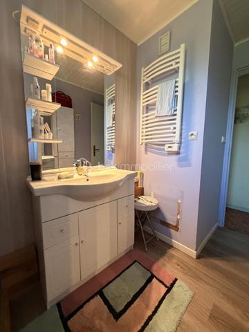 MAISON DE PLAIN-PIED AU TRÉPORT
3 chambres – Terrain clos d’environ 600 m² – Beau potentiel !

Située au Tréport, découvrez cette maison de plain-pied offrant de belles possibilités d’aménagement et un cadre de vie agréable.

Elle se compose d’un séjour lumineux, de trois chambres et d’une cuisine aménagée et équipée de 2026, idéale pour profiter d’un espace fonctionnel et moderne.

Côté confort, la maison dispose d’un chauffage par pompe à chaleur et de fenêtres en PVC double vitrage.

À l’extérieur, vous profiterez d’un terrain clos d’environ 600 m², sans vis-à-vis, offrant intimité et tranquillité. L’accès est facilité par un portail électrique motorisé.

Les atouts de cette maison :

- Maison de plain-pied
- 3 chambres
- Séjour lumineux
- Cuisine aménagée et équipée de 2026
- Chauffage par pompe à chaleur
- Menuiseries PVC double vitrage
- Terrain clos d’environ 600 m²
- Absence de vis-à-vis
- Portail électrique motorisé
- Beau potentiel de personnalisation

Un rafraîchissement est à prévoir, l’occasion de mettre cette maison à votre goût et de révéler tout son potentiel.

Que vous recherchiez votre résidence principale ou un projet à personnaliser, cette maison mérite votre attention !
