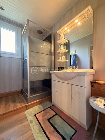 MAISON DE PLAIN-PIED AU TRÉPORT
3 chambres – Terrain clos d’environ 600 m² – Beau potentiel !

Située au Tréport, découvrez cette maison de plain-pied offrant de belles possibilités d’aménagement et un cadre de vie agréable.

Elle se compose d’un séjour lumineux, de trois chambres et d’une cuisine aménagée et équipée de 2026, idéale pour profiter d’un espace fonctionnel et moderne.

Côté confort, la maison dispose d’un chauffage par pompe à chaleur et de fenêtres en PVC double vitrage.

À l’extérieur, vous profiterez d’un terrain clos d’environ 600 m², sans vis-à-vis, offrant intimité et tranquillité. L’accès est facilité par un portail électrique motorisé.

Les atouts de cette maison :

- Maison de plain-pied
- 3 chambres
- Séjour lumineux
- Cuisine aménagée et équipée de 2026
- Chauffage par pompe à chaleur
- Menuiseries PVC double vitrage
- Terrain clos d’environ 600 m²
- Absence de vis-à-vis
- Portail électrique motorisé
- Beau potentiel de personnalisation

Un rafraîchissement est à prévoir, l’occasion de mettre cette maison à votre goût et de révéler tout son potentiel.

Que vous recherchiez votre résidence principale ou un projet à personnaliser, cette maison mérite votre attention !