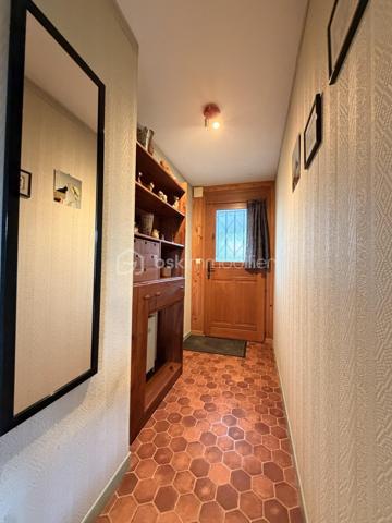 MAISON DE PLAIN-PIED AU TRÉPORT
3 chambres – Terrain clos d’environ 600 m² – Beau potentiel !

Située au Tréport, découvrez cette maison de plain-pied offrant de belles possibilités d’aménagement et un cadre de vie agréable.

Elle se compose d’un séjour lumineux, de trois chambres et d’une cuisine aménagée et équipée de 2026, idéale pour profiter d’un espace fonctionnel et moderne.

Côté confort, la maison dispose d’un chauffage par pompe à chaleur et de fenêtres en PVC double vitrage.

À l’extérieur, vous profiterez d’un terrain clos d’environ 600 m², sans vis-à-vis, offrant intimité et tranquillité. L’accès est facilité par un portail électrique motorisé.

Les atouts de cette maison :

- Maison de plain-pied
- 3 chambres
- Séjour lumineux
- Cuisine aménagée et équipée de 2026
- Chauffage par pompe à chaleur
- Menuiseries PVC double vitrage
- Terrain clos d’environ 600 m²
- Absence de vis-à-vis
- Portail électrique motorisé
- Beau potentiel de personnalisation

Un rafraîchissement est à prévoir, l’occasion de mettre cette maison à votre goût et de révéler tout son potentiel.

Que vous recherchiez votre résidence principale ou un projet à personnaliser, cette maison mérite votre attention !